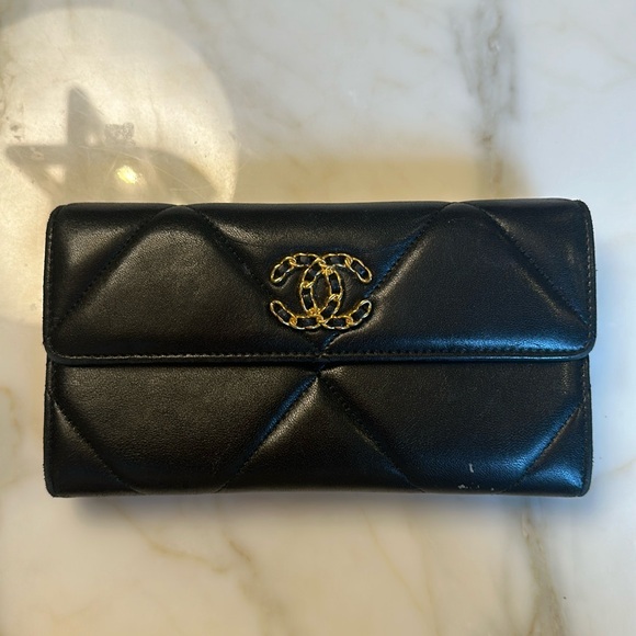 Chanel Quilted Calfskin 19 Wallet - Picture 3 of 15